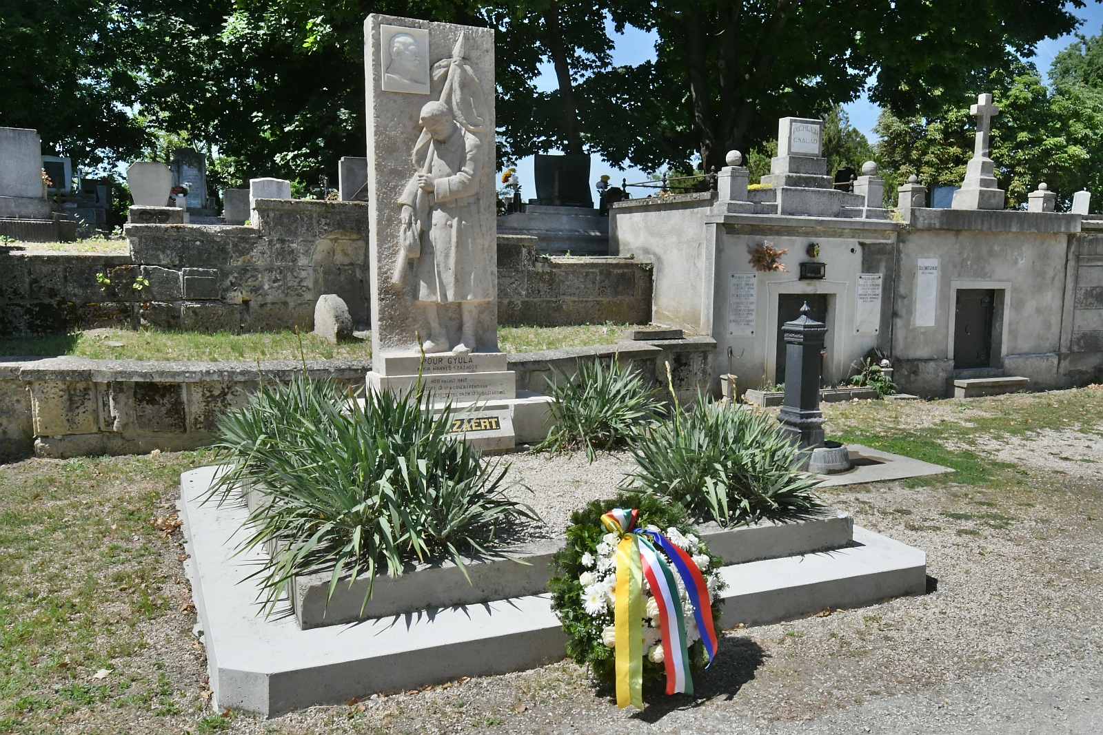 Hősök napja a katonatemetőkben - vasárnap is folytatódnak a megemlékezések